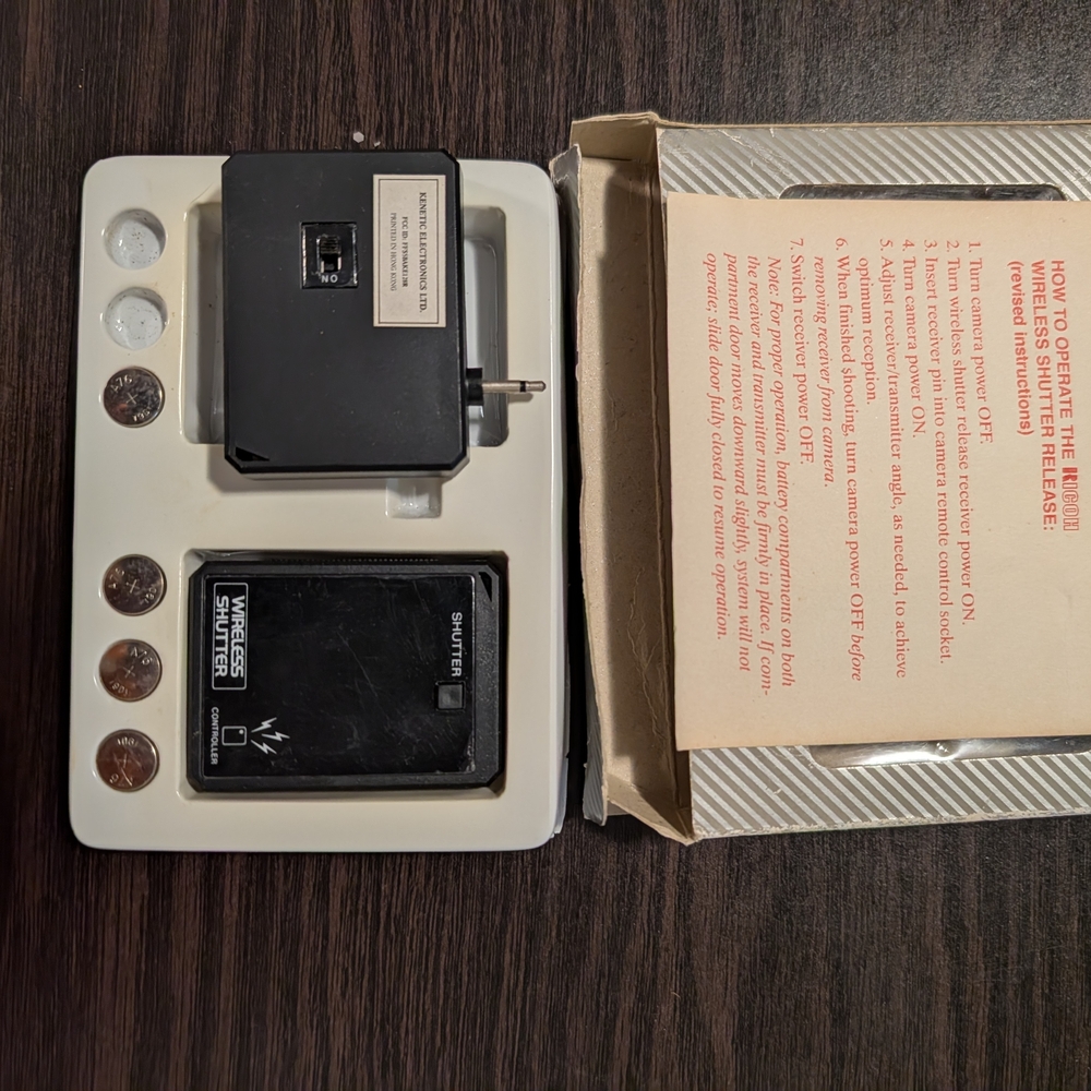 Vintage Camera Accessories Lot- Minolta, Ricoh Wireless Shutter, Polaroid, Flash - Picture 7 of 9